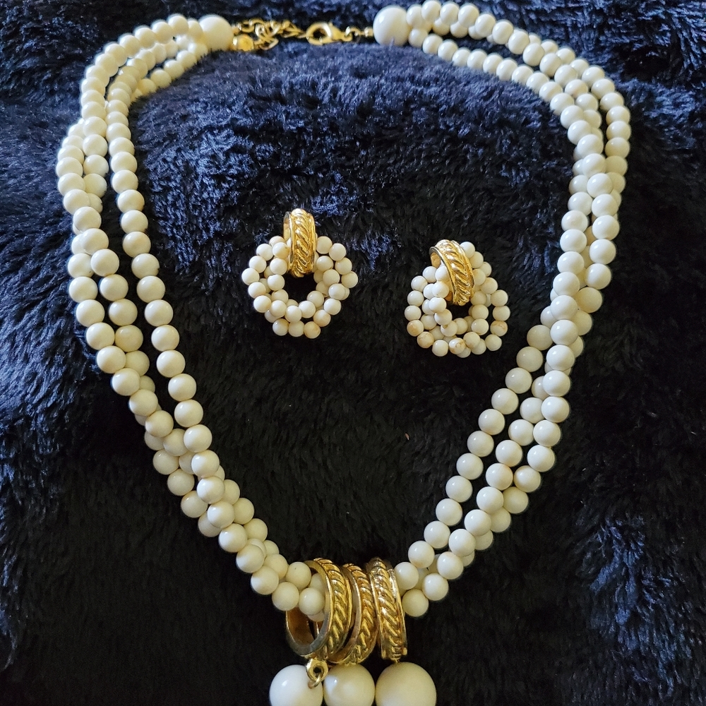Faux pearl necklace with earrings